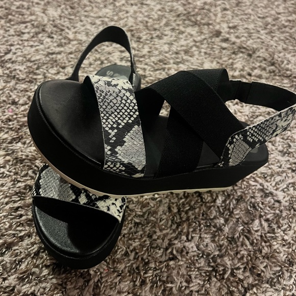 Sorel Women's Cameron Flatform Slingback Sandal - Black, Snake shirt size 6 - Picture 5 of 7